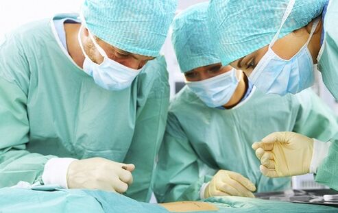 Chirurgovia vykonávajú plastickú chirurgiu na zvýšenie dĺžky a hrúbky penisu