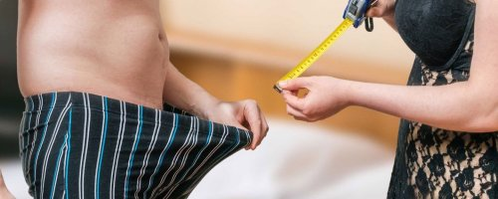 Žena meria človeka dĺžku člena